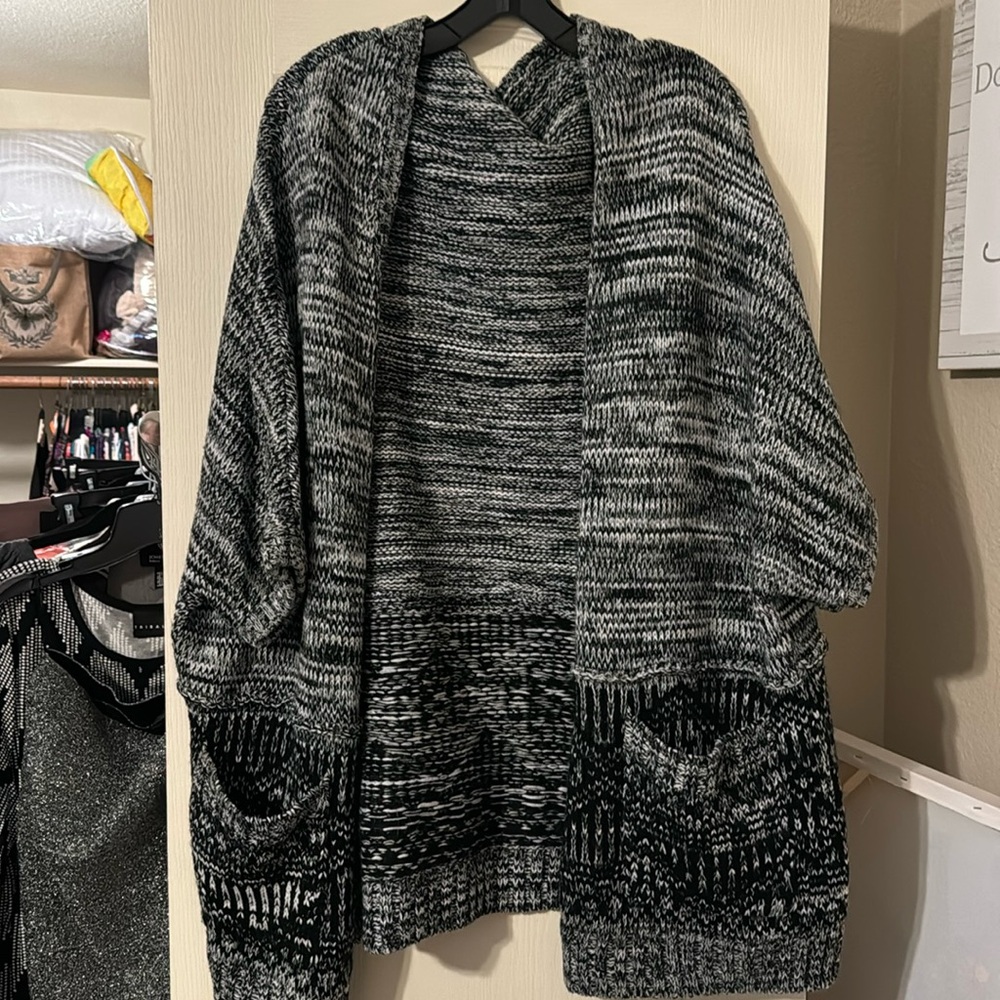 Black and white short sleeve sweater with pockets, never been worn